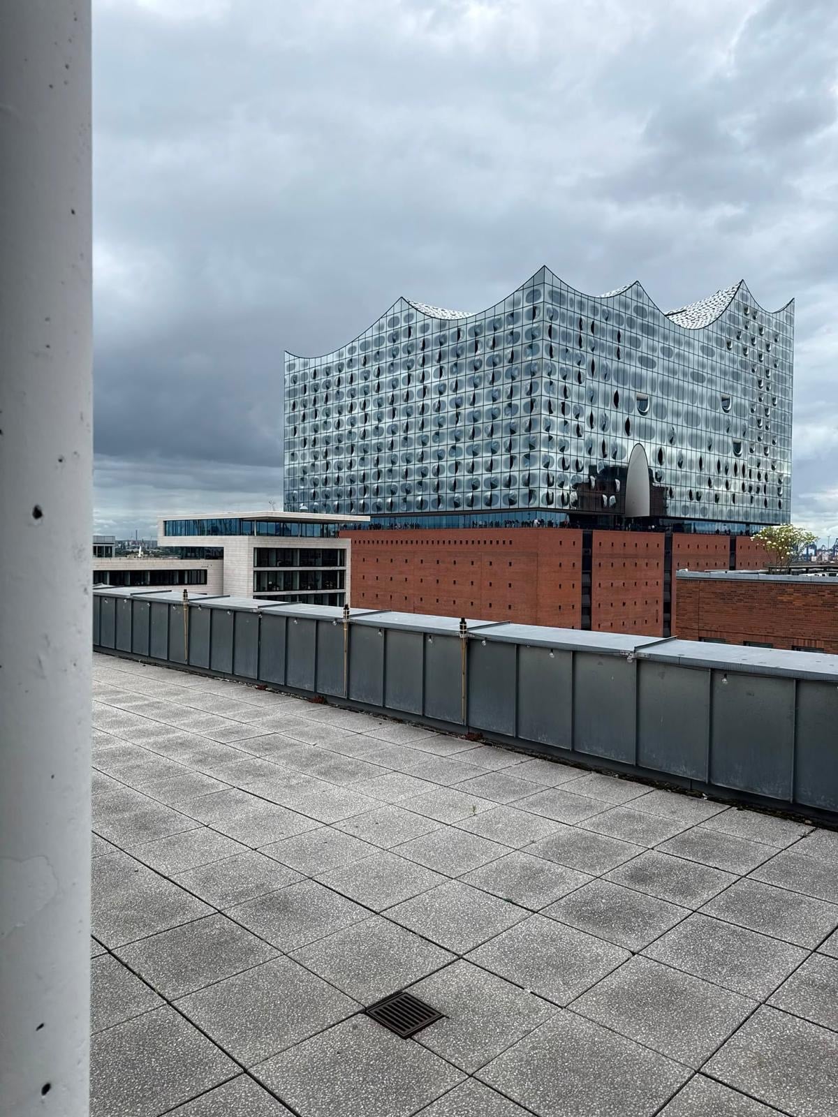 Elbphilharmonie von der Dachterrasse · Hamburg
