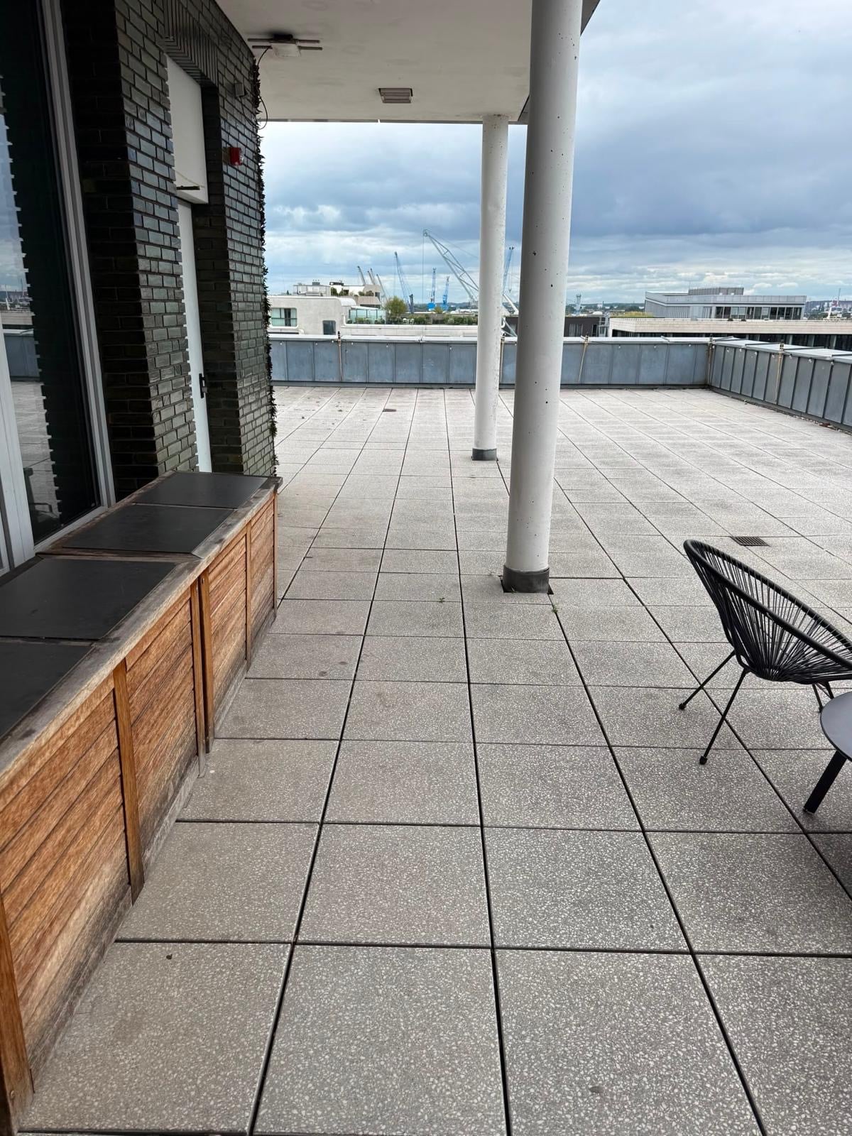 Dachterrasse mit Blick über die HafenCity