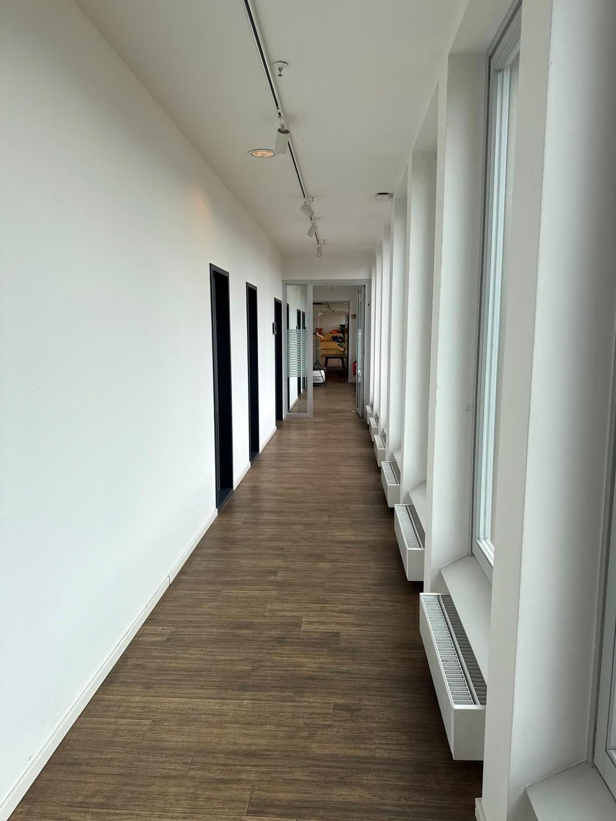 Flur mit Fensterfront