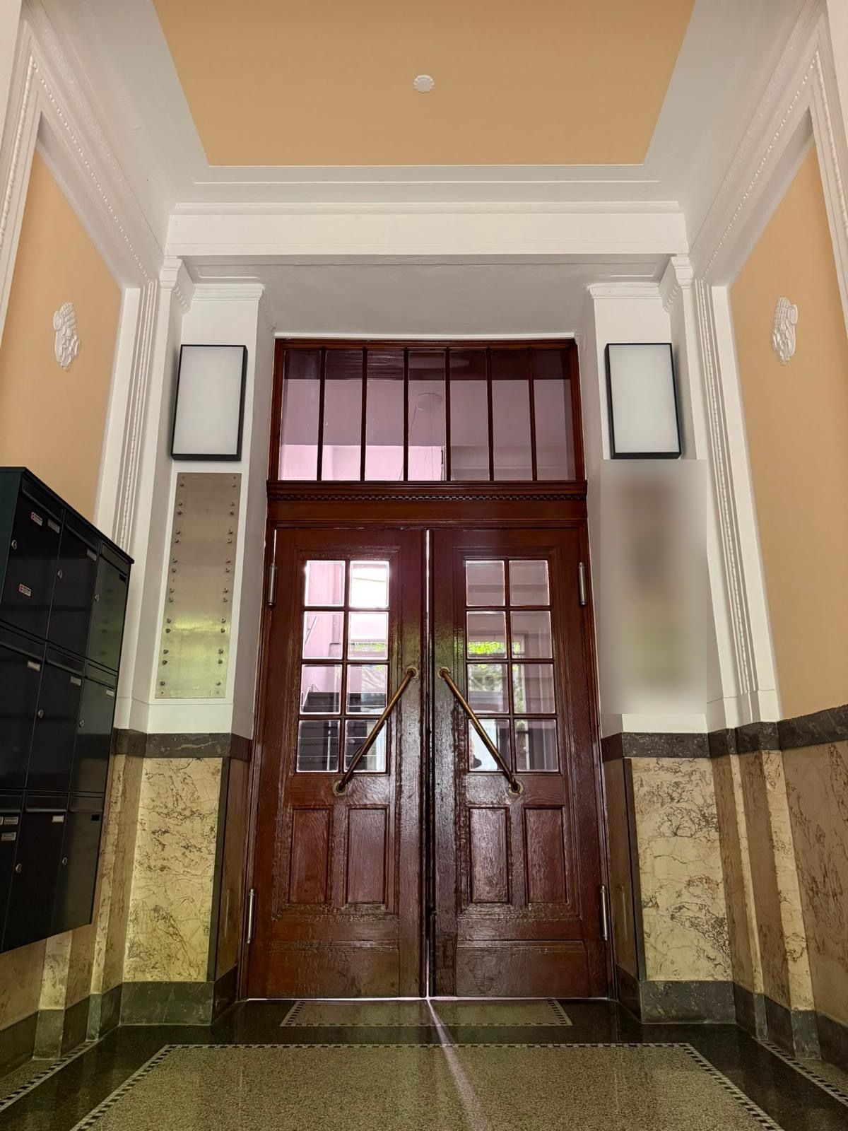 Eingangsportal im historischen Altbau · Hannover