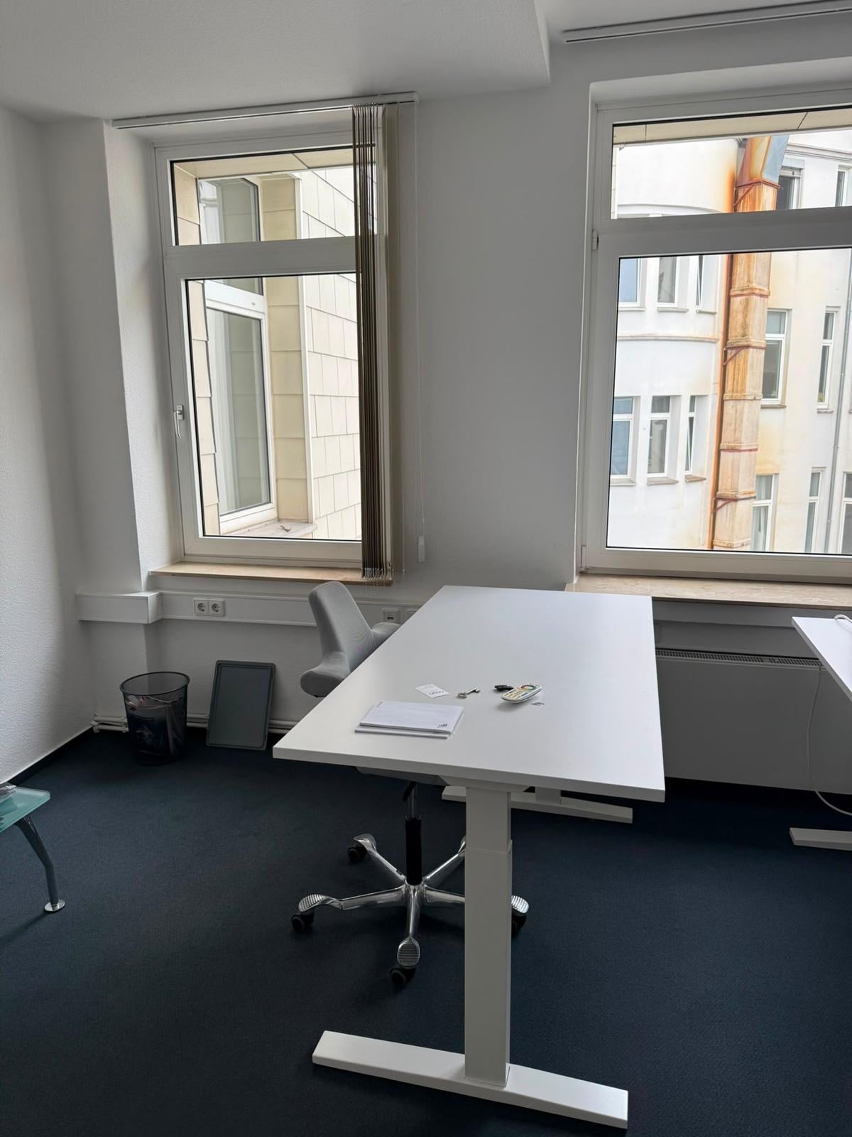 Büro mit höhenverstellbarem Schreibtisch