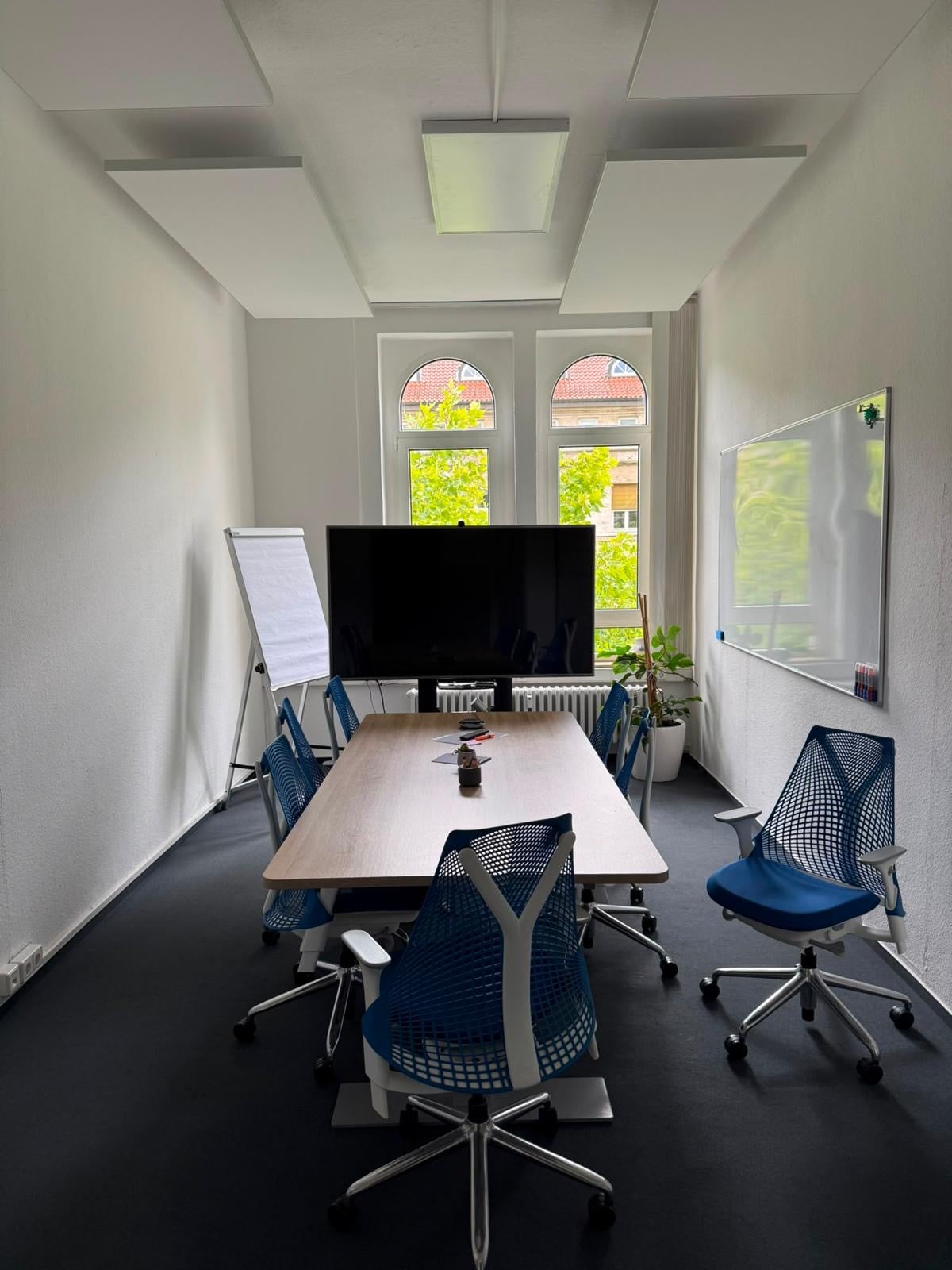 Meetingraum mit Bildschirm und Whiteboard