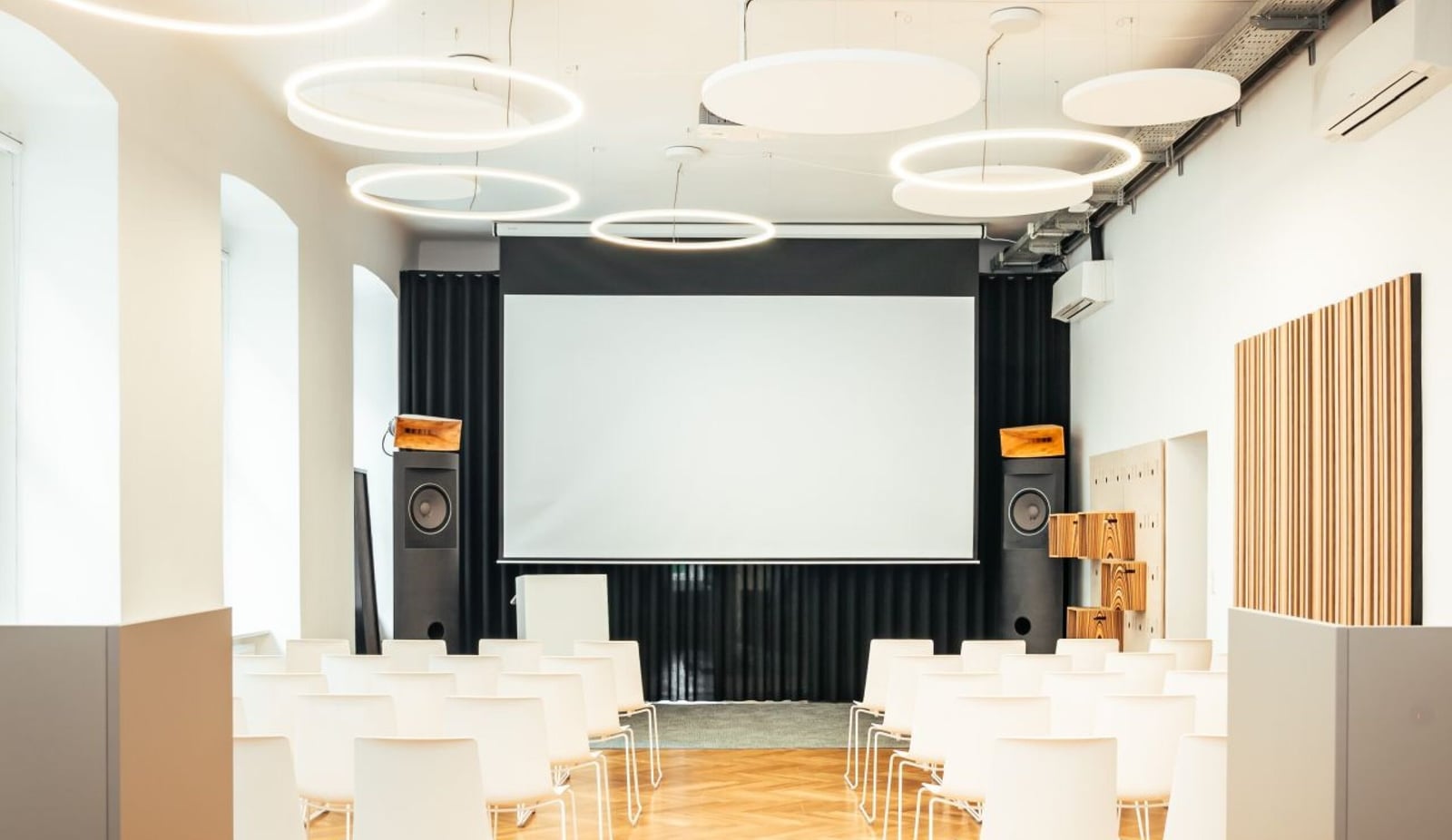 DesignPalais: Eventsaal mit Leinwand · Wien